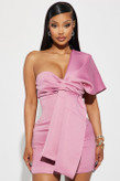پیراهن سایز ۳۸ مینیدرِس با طراحی پیچخورده (wrap) و شانه باز، مناسب شبهای مهمانی و استایل دخترونه شیک 💜✨