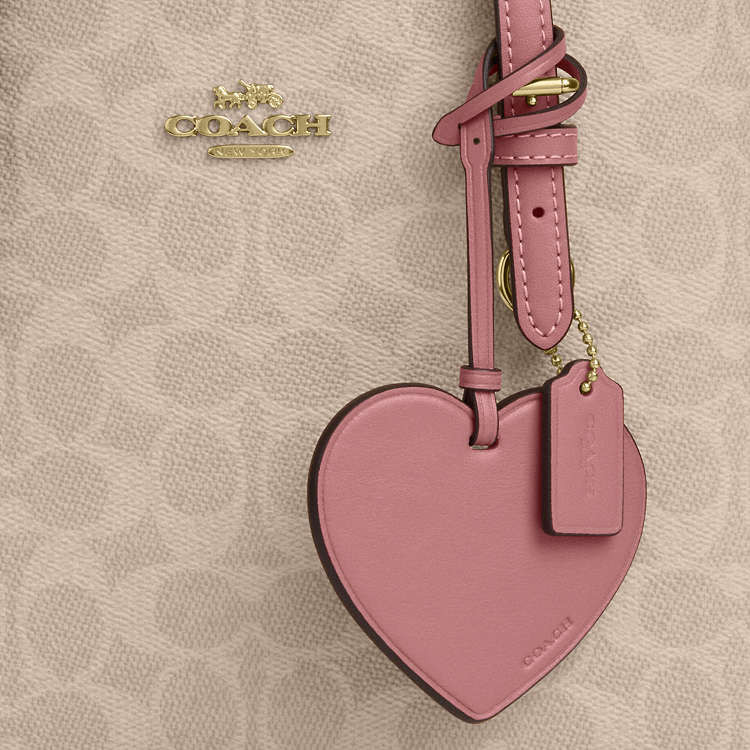 کیف دستی و کراسبادی کوچ مدل Mollie 25 با آویز قلب