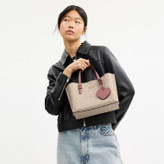 کیف دستی و کراسبادی کوچ مدل Mollie 25 با آویز قلب